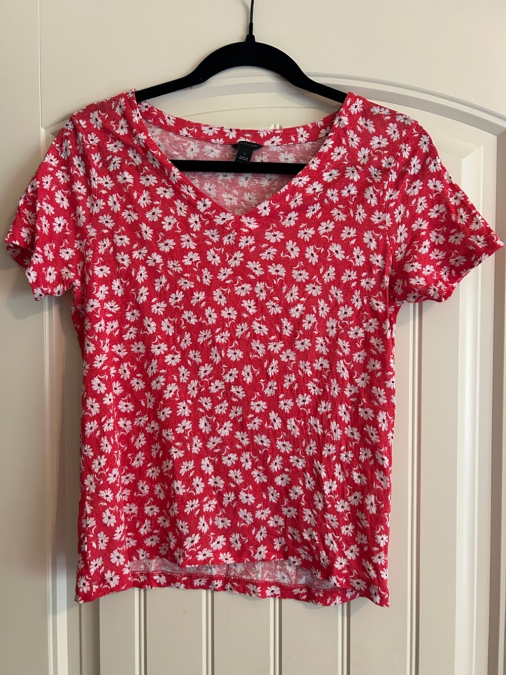 Ann Taylor Women’s Red Floral V-Neck Tee